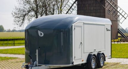Kofferanhänger DEBON Roadster 900 Grau – mit 2 Seitentüren, gebremstem Tandemfahrwerk und professioneller Ausstattung